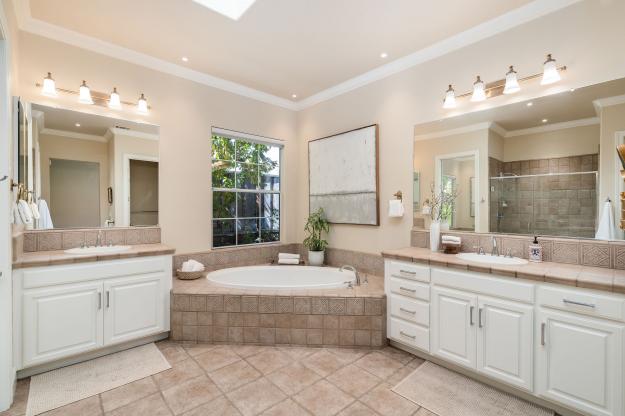 612 Stevens Ct Bathroom