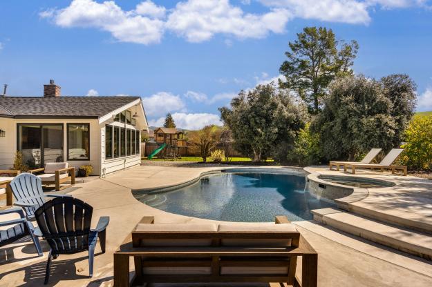 5400 Johnston Road Back