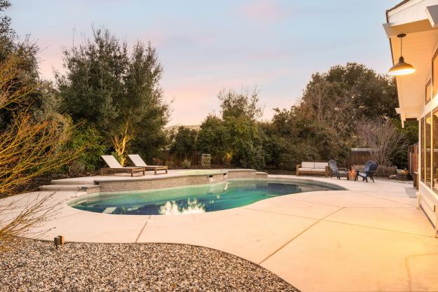 5400 Johnston Road Back