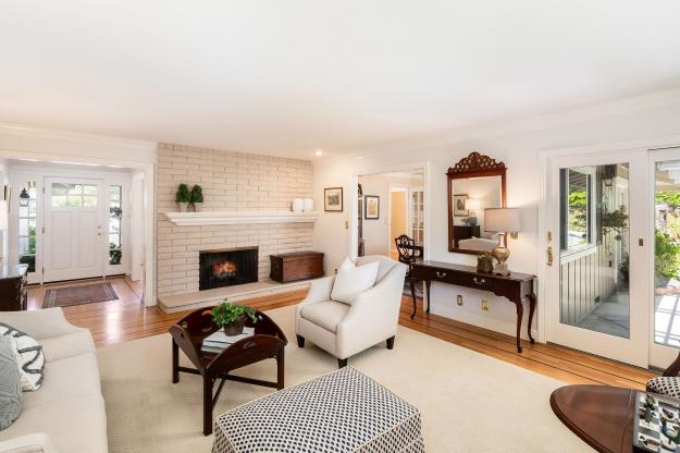 14 Avon Ct Living Room