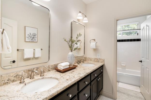 129 Alta Vista Upstairs Bath