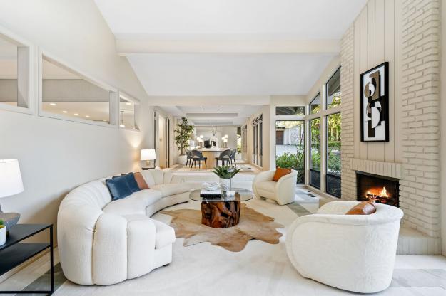 225 Vagabond Ct Living Room