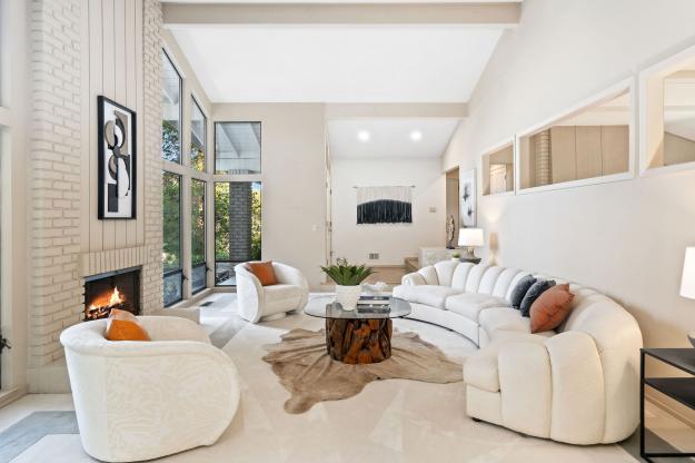 225 Vagabond Ct Living Room