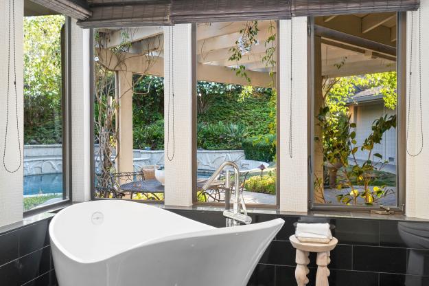 225 Vagabond Ct Bathroom