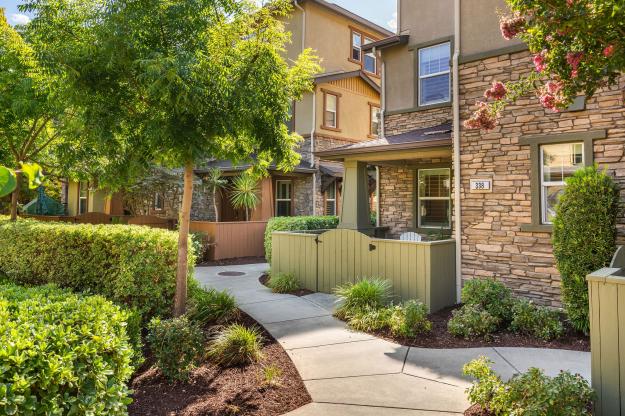 338 El Paseo Cir Entry