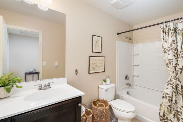 338 El Paseo Cir Bathroom