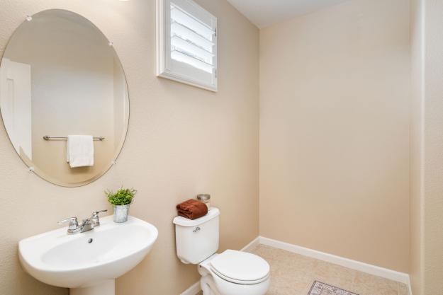 338 El Paseo Cir Bathroom