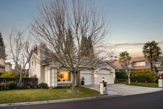 1057 Cheshire Cir Front