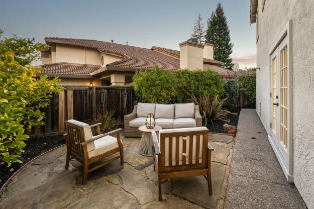 1057 Cheshire Cir Side Yard