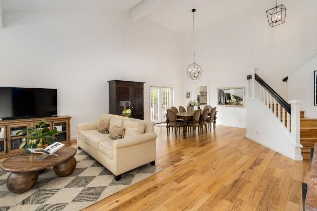 1057 Cheshire Cir Entry