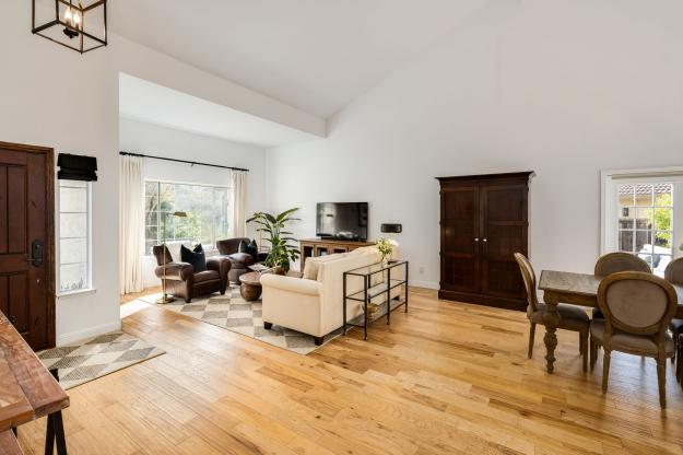 1057 Cheshire Cir Living Room