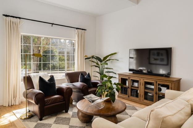 1057 Cheshire Cir Living Room