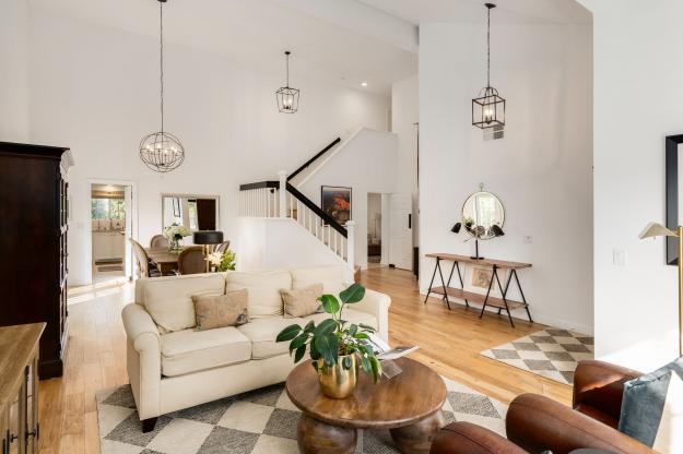 1057 Cheshire Cir Living Room