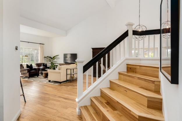 1057 Cheshire Cir Stairs