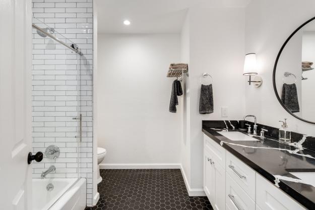 1057 Cheshire Cir Upstairs Hall Bathroom